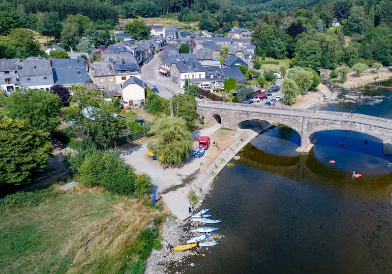 Krásne belgické mestečko, jedna z ukrytých perličiek Európy: horská krajina obklopená turistickými trasami