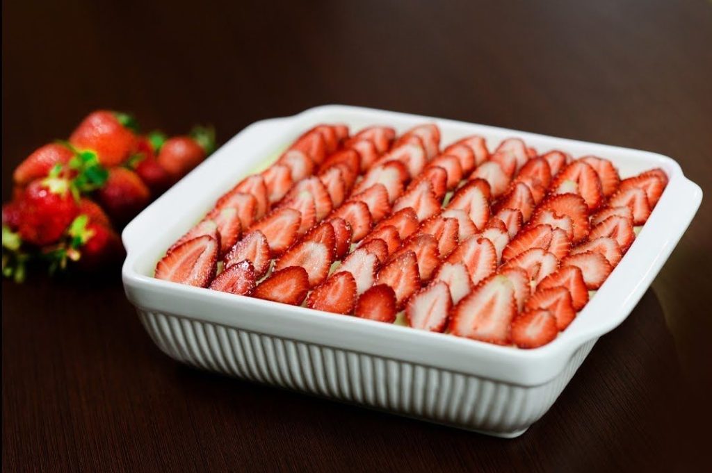 Mrazený jahodový torta s sušienkami – jednoduchý a rýchly dezert na leto