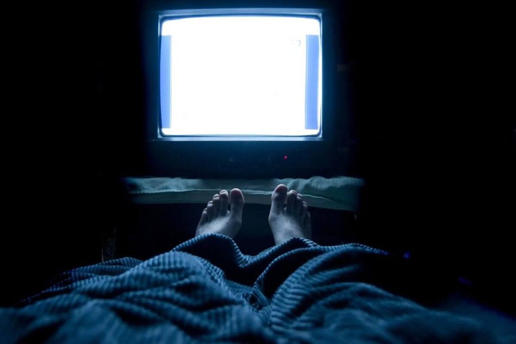 Spať s zapnutou televíziou: aké sú dôsledky