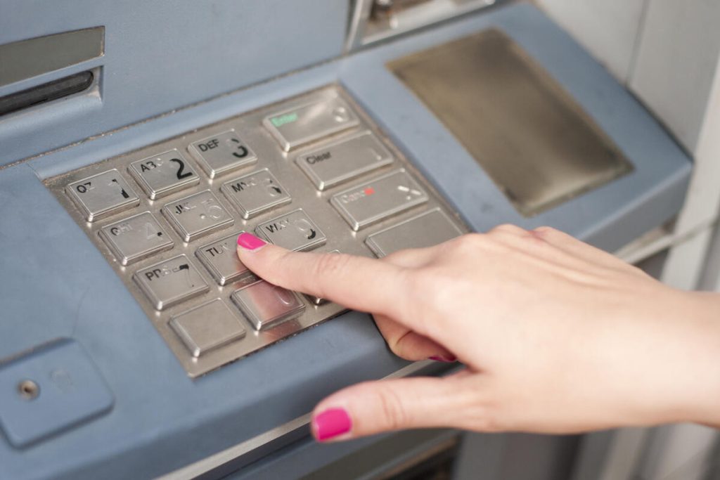 Nikdy nevyberajte peniaze, ak si všimnete tento detail na bankomate, pretože vás môžu nahrávať na kameru s cieľom spáchať podvod za milióny