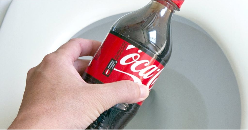 Upratovačka v Buckinghamskom paláci: „Coca-Cola je moja hlavná zložka na odstraňovanie odolných škvŕn z toaletnej misy.“