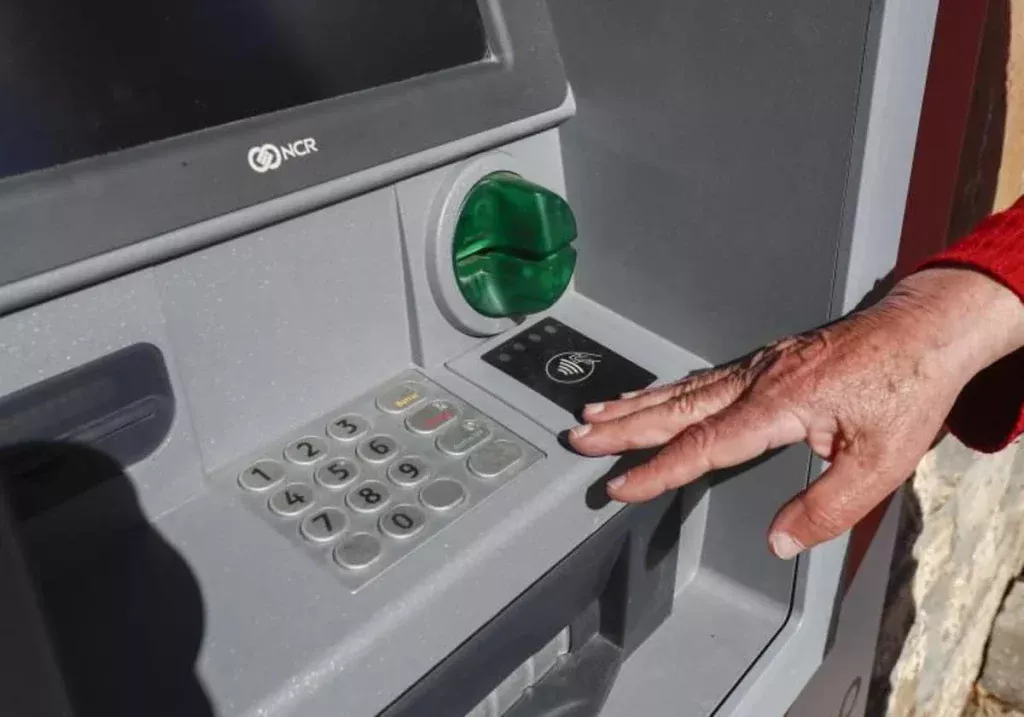 Dôležitá zmena, ktorá nadobudla platnosť 1. júla v bankomatoch: o koľko sa zvýšia bankové poplatky