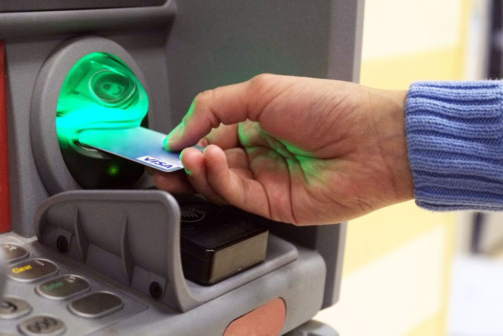 Čo je potrebné urobiť pred vložením bankovej karty do bankomatu, aby ste sa vyhli nepríjemnostiam