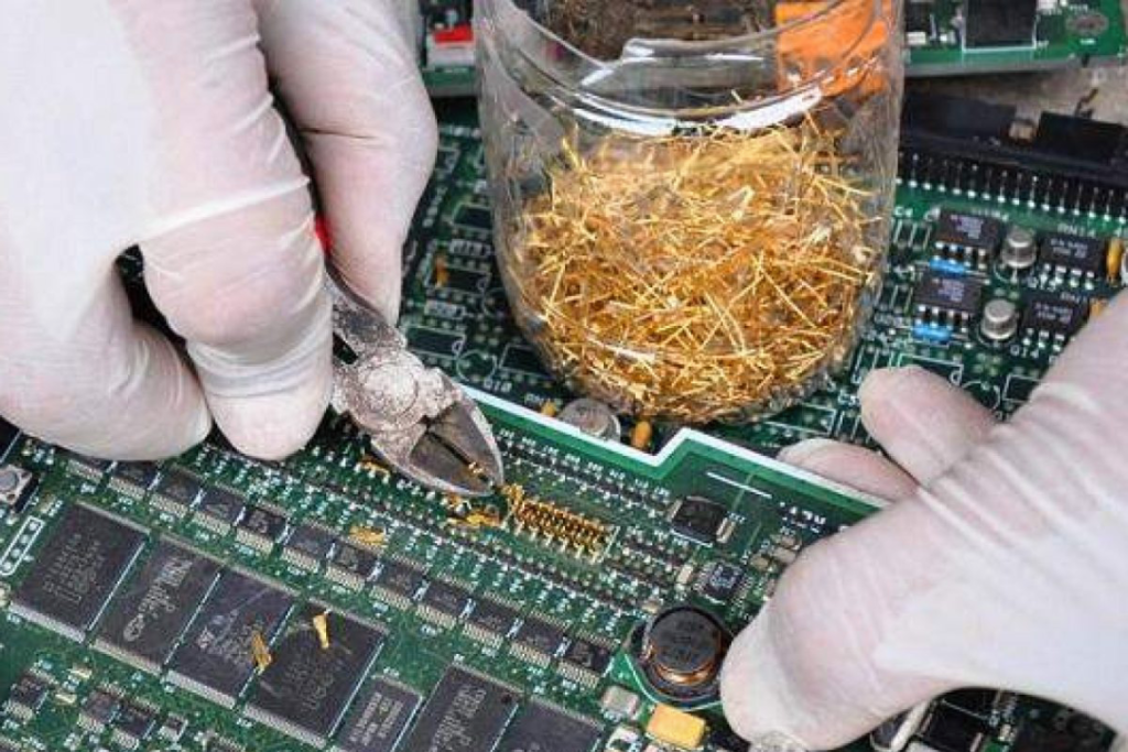 Austrálski vedci vyvinuli novú metódu bez použitia kyanidu a ortuti na extrakciu zlata z elektronického odpadu a odpadu z ťažobného priemyslu