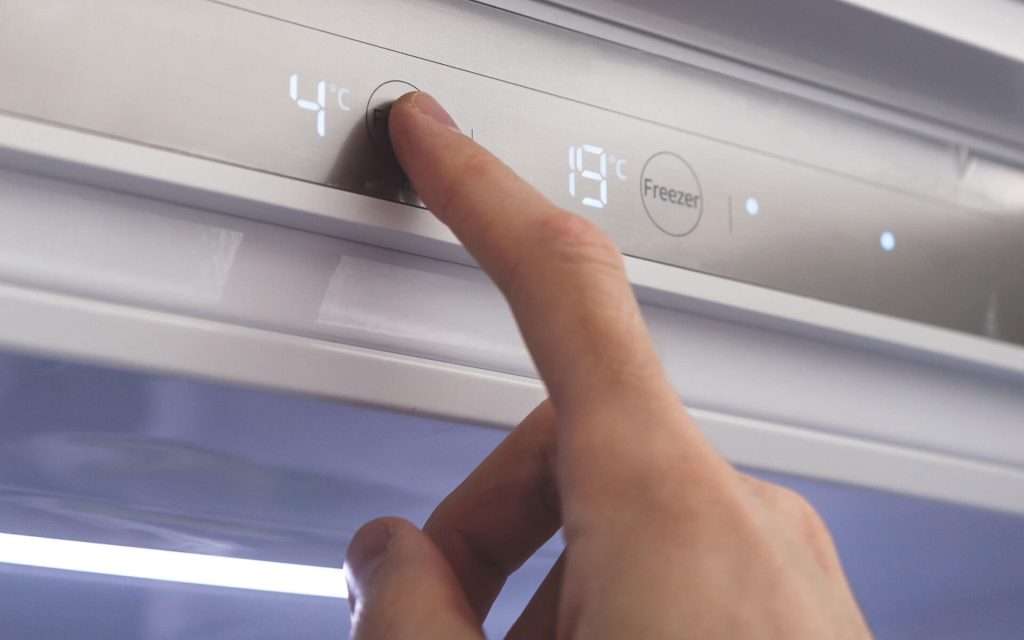 „Skrytý“ tlačidlo na chladničke, ktoré je potrebné aktivovať na zníženie spotreby energie v domácnosti
