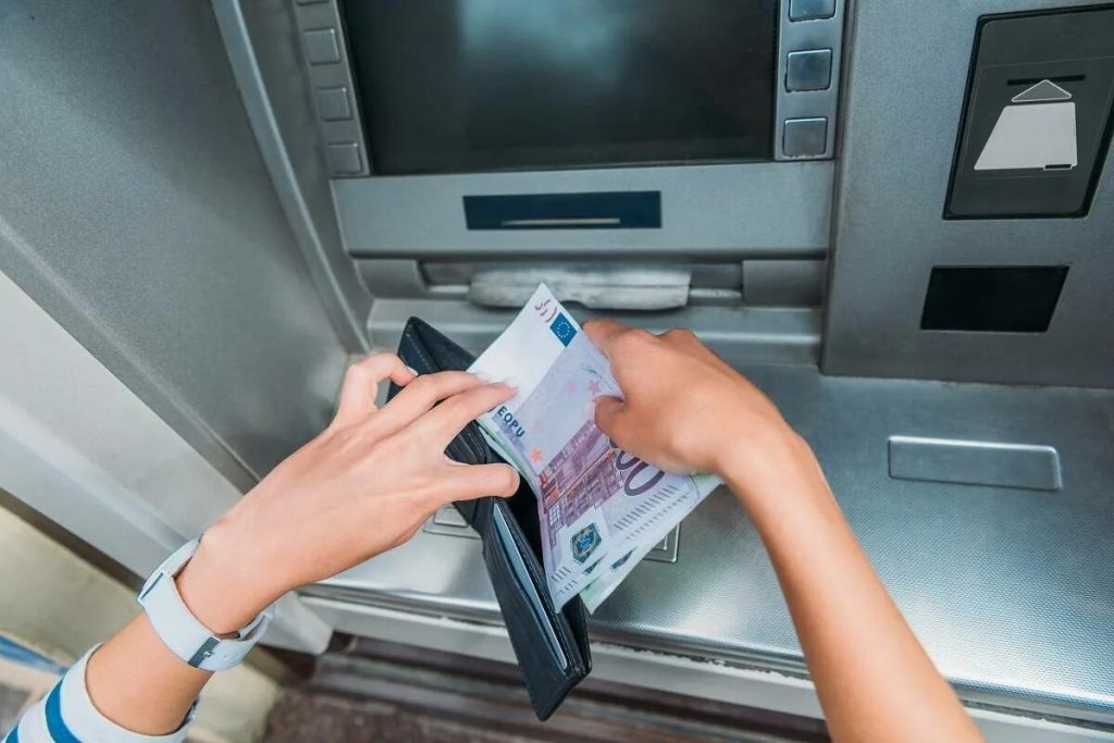 Nikdy viac nevyberajte takú sumu peňazí z bankomatu: daňový úrad vás nájde