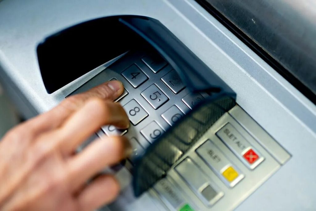 Nikdy nevyberajte peniaze, ak si všimnete tento detail na bankomate, pretože vás môžu nahrávať na kameru s cieľom spáchať podvod za milióny