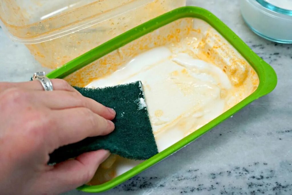 Ako odstrániť škvrny od omáčky z plastových nádob pomocou jednoduchého triku