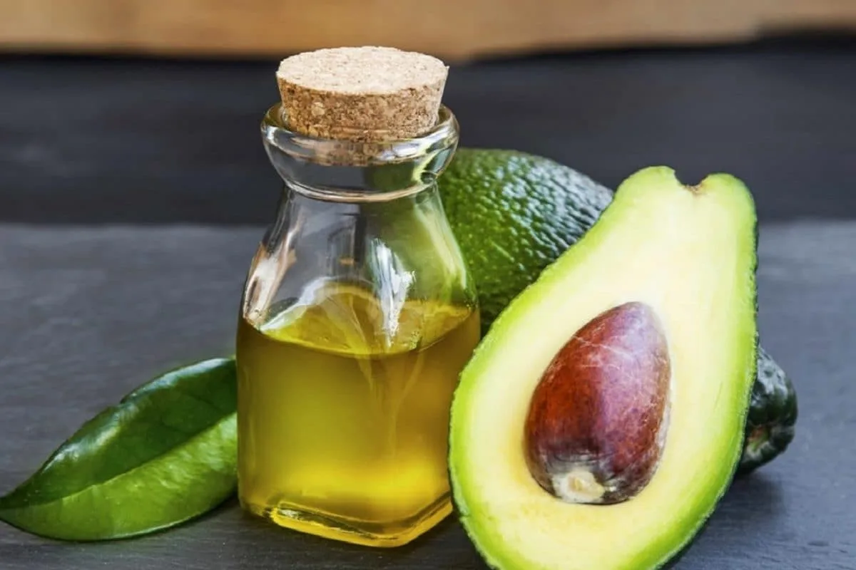 Šupka z avokáda nie je odpad, ale skutočný poklad vo vašich rukách, ktorý môžete využiť rôznymi spôsobmi.