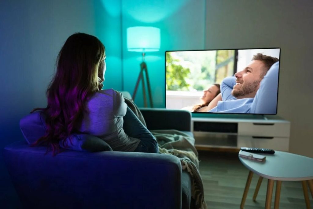 Spať s zapnutou televíziou: aké sú dôsledky