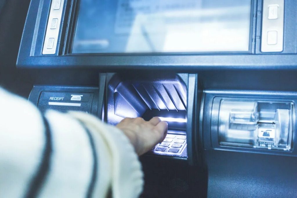 Bankomaty: čo nesmiete zabudnúť pri výbere hotovosti, aby ste sa vyhli podvodom
