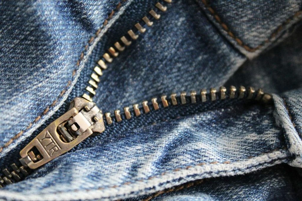 Spustila sa vám zips na nohaviciach? Využite domáci šijací trik a odstráňte problém