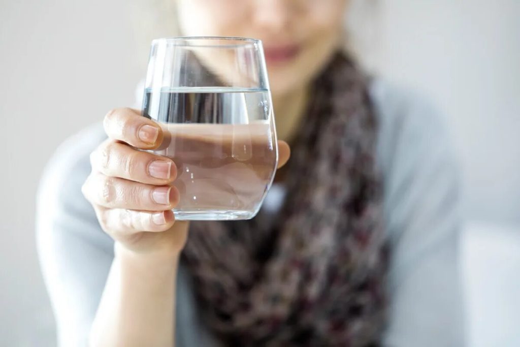 Koľko vody treba piť denne, aby ste regulovali hladinu cukru v krvi a znížili hladinu cholesterolu