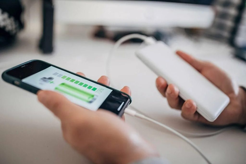 Správny a bezpečný spôsob nabíjania mobilného telefónu na verejných miestach a zabránenie odcudzeniu hesiel cudzími osobami