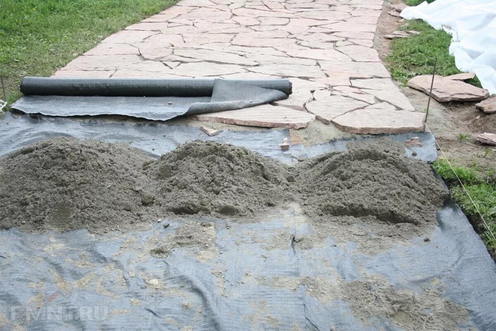 To je to, čo robia krajinní architekti, aby sa raz a navždy zbavili buriny na štrkových chodníkoch