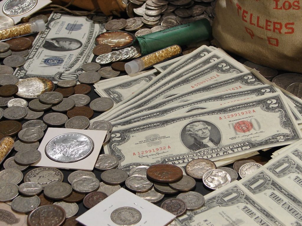 Mladý muž ide na povalu hľadať komiksy, ale narazí na mincovný poklad z 19. storočia, ktorý ohromí odborníkov