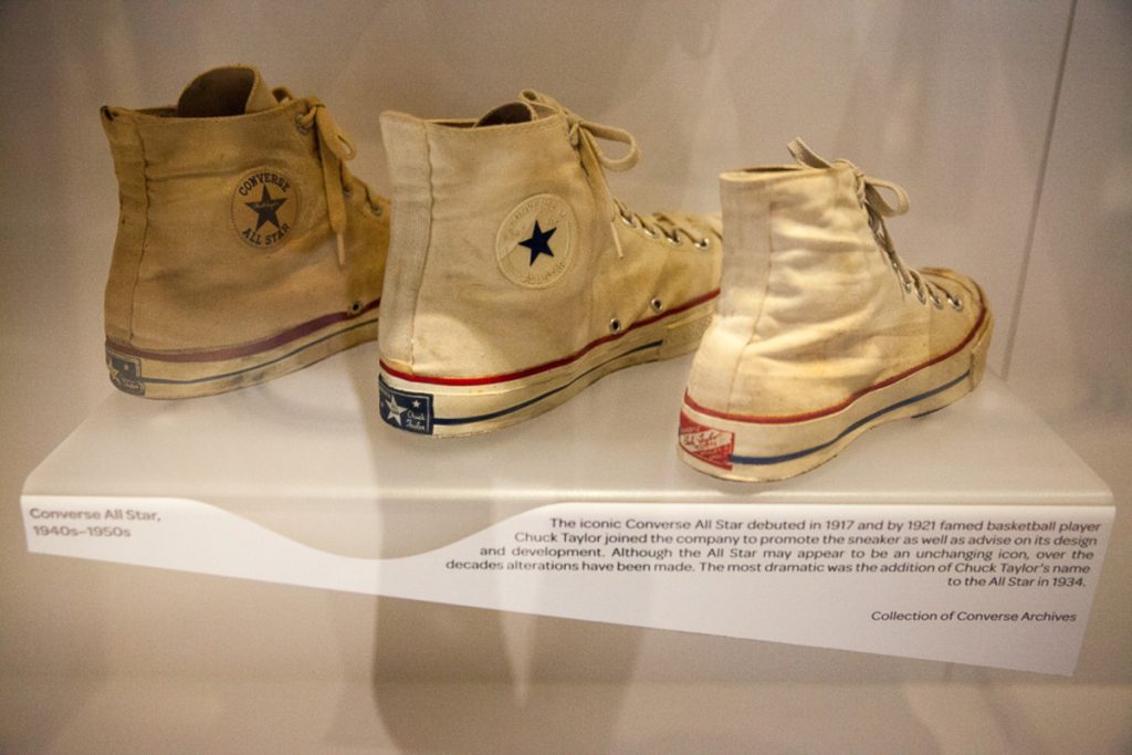 Takmer nikto to nevie, ale toto je skutočná funkcia bočných otvorov na teniskách Converse