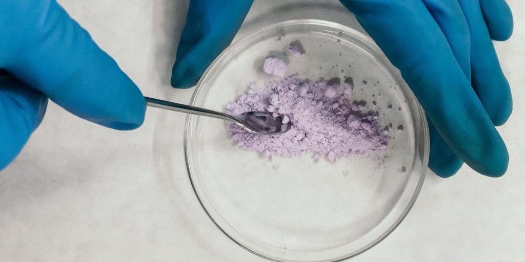 Českí vedci vyvinuli metódu recyklácie prvkov vzácnych zemín bez použitia toxických látok a s čistotou neodymu 99,7 %