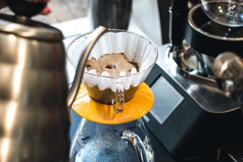 Ako podľa vedcov pripraviť ideálnu šálku kávy vo filtri