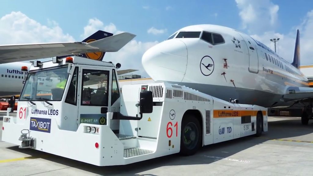 Riešenie spoločnosti Airbus, ktoré umožňuje lietadlám neznečisťovať životné prostredie na zemi, je rovnako jednoduché ako geniálne: tak vyzerajú „Taxiboty“