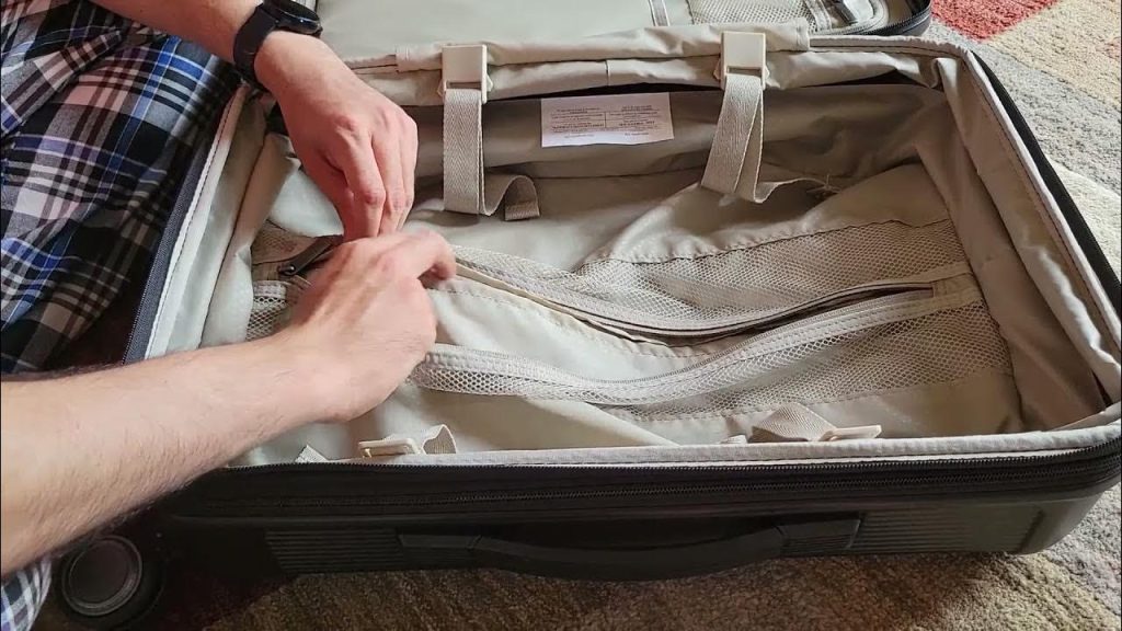 Veľmi zaujímavý trik pre cestovateľov: poviem vám, na čo slúži tajný obal v kufri