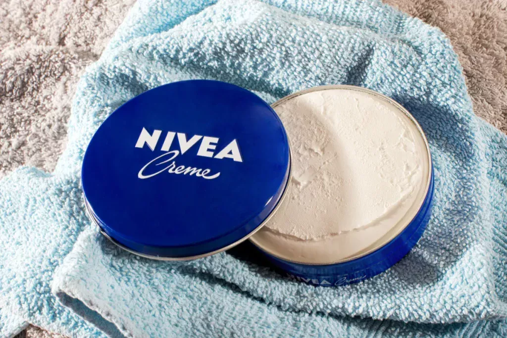 7 spôsobov, ako použiť klasický krém Nivea v modrom kelímku namiesto drahých sér