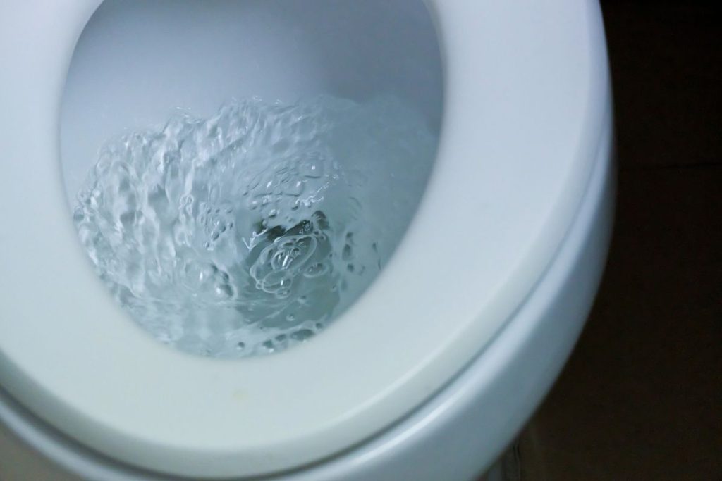 Zbohom, škvrny v záchode: konečný spôsob čistenia, ktorý zbaví vodného kameňa a vybieli povrch