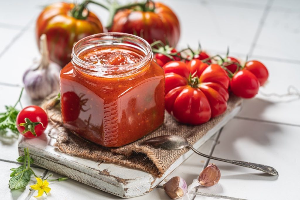 Domáci kečup – jednoduchý recept na chutnú omáčku bez konzervačných látok. Z čoho sa pripravuje
