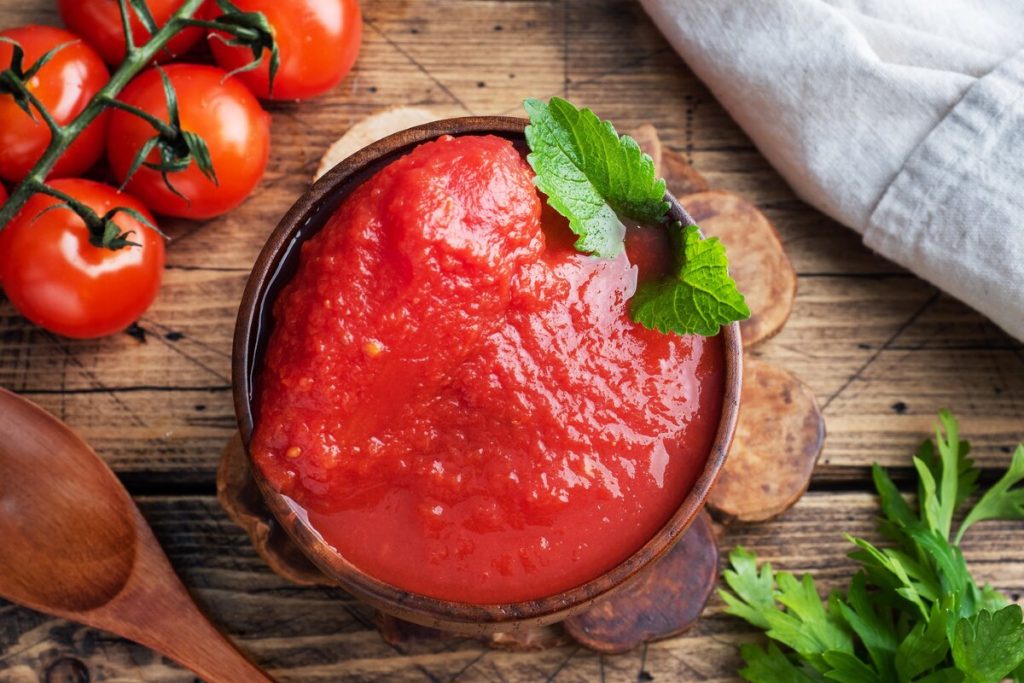 Domáci kečup – jednoduchý recept na chutnú omáčku bez konzervačných látok. Z čoho sa pripravuje