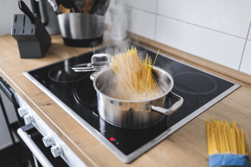 OCU žiada, aby sa prestal používať trik so sklokeramickou platňou, ktorý sa stal virálnym. Použitie tohto triku môže viesť k požiaru