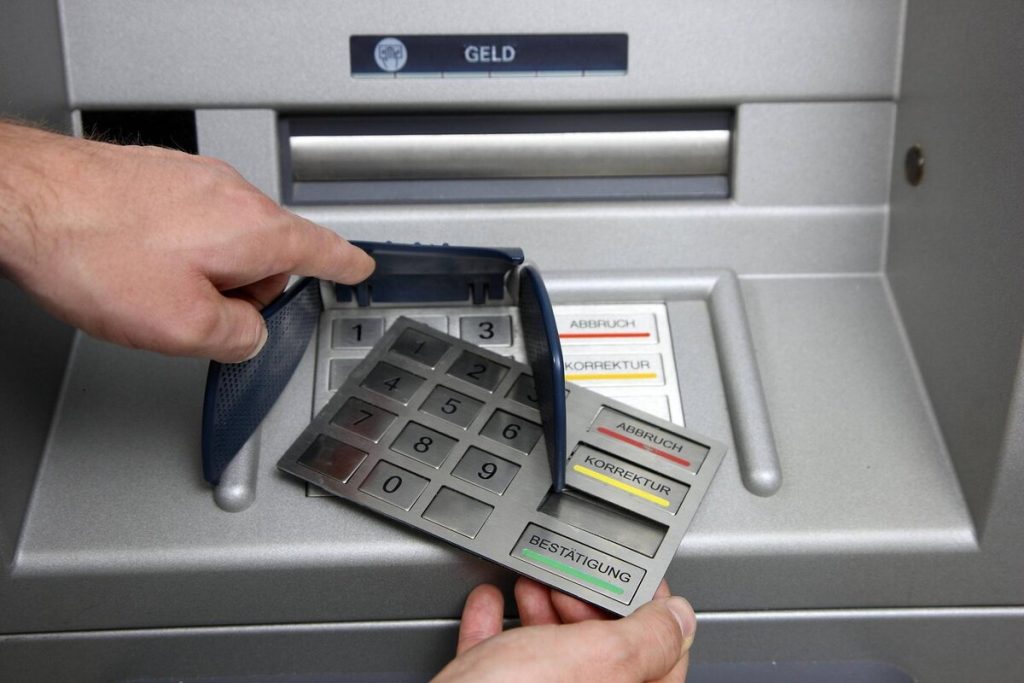 Čo je potrebné urobiť pred vložením bankovej karty do bankomatu, aby ste sa vyhli nepríjemnostiam