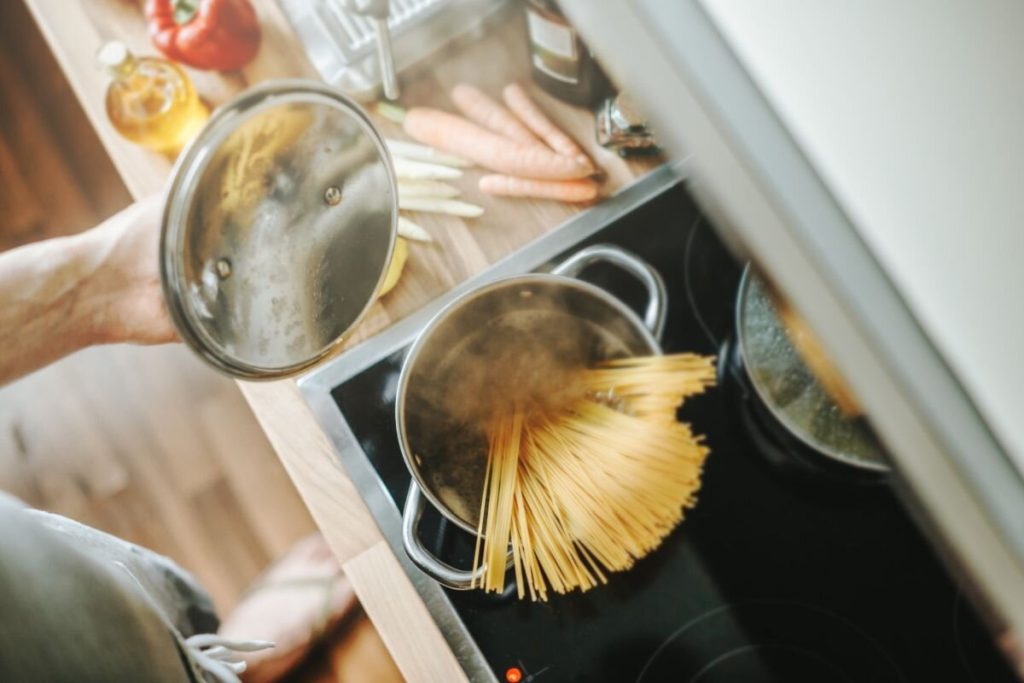 Prečo je dôležité pridávať soľ do vody pri varení cestovín (a prečo by ste na to nemali zabúdať): podľa talianskej kuchárky platí toto pravidlo od nepamäti