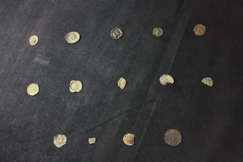 V detstve našiel mince, schoval ich na 60 rokov a teraz za ním prišli archeológovia