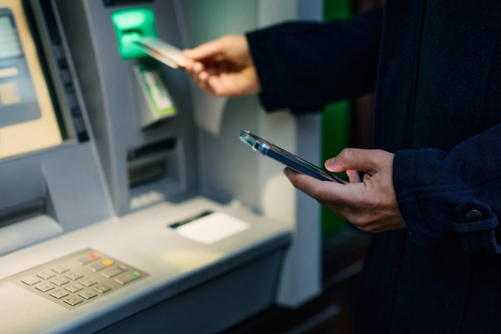 Bankomat: tlačidlo, ktoré je potrebné stlačiť po výbere peňazí, aby ste sa vyhli podvodom
