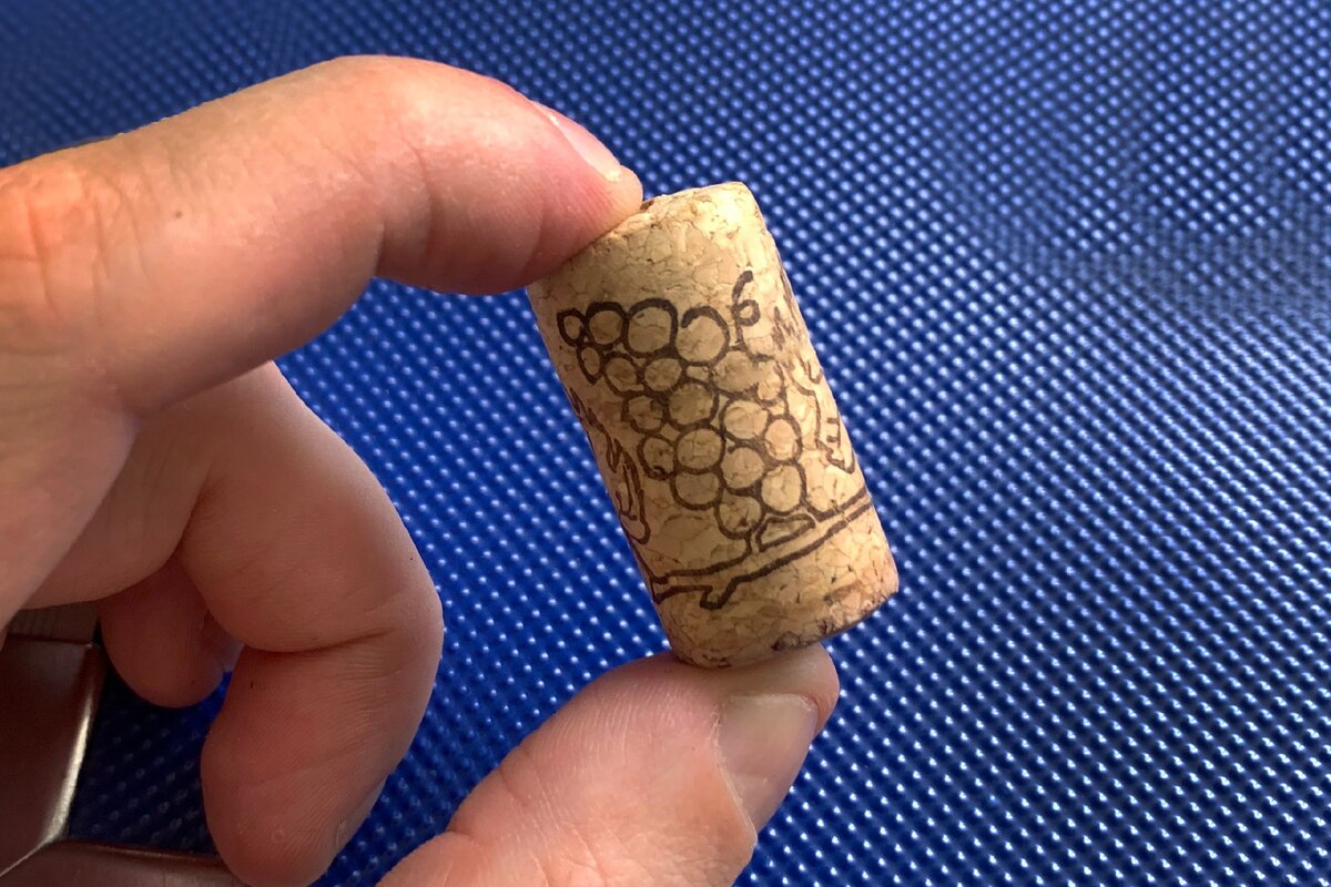 Nie je to len pre krásu: prečo sa odporúča vkladať zátky do pôdy rastlín a načo to je potrebné Zistite všetko o tejto metóde, ktorú používajú niektorí odborníci na záhradníctvo.