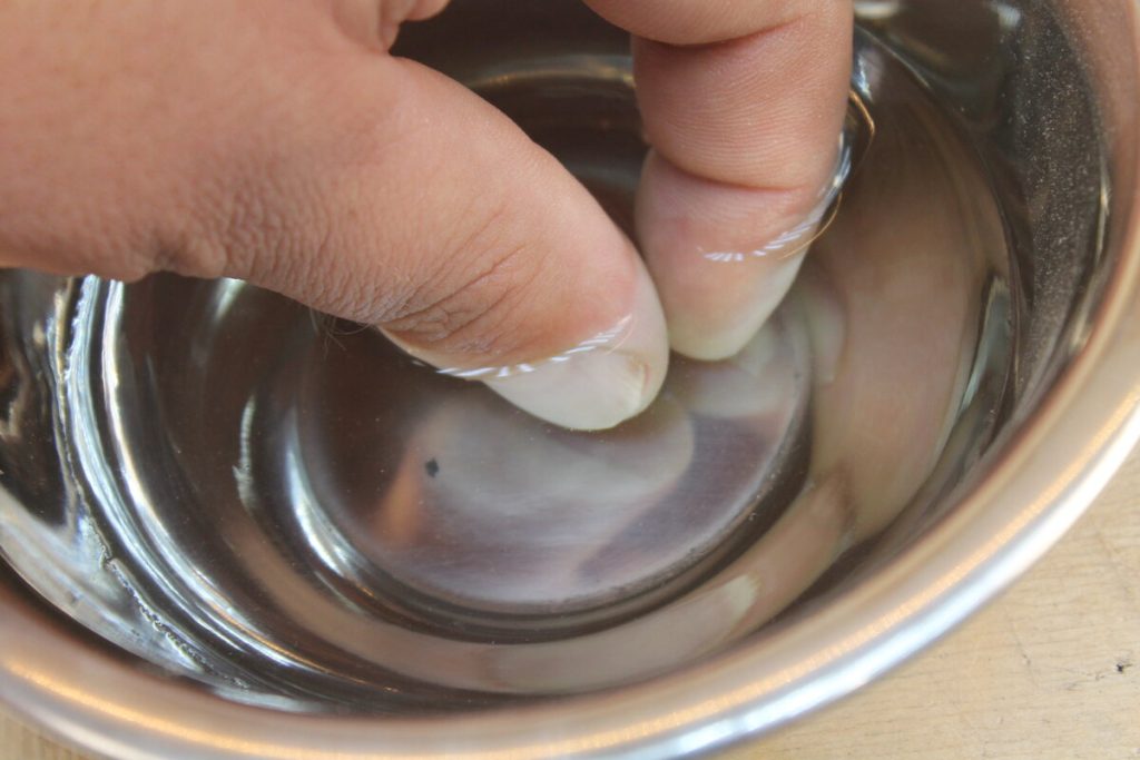 Ako odlepiť prsty, ktoré sa prilepili pomocou dvoch ingrediencií