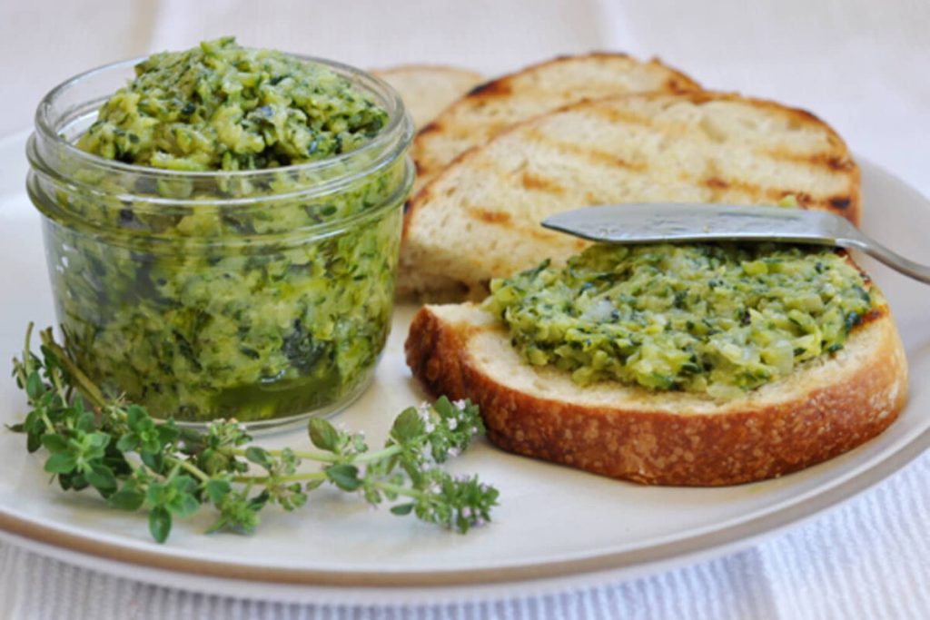 Domáce pesto z cukety, cesnaku a parmezánu