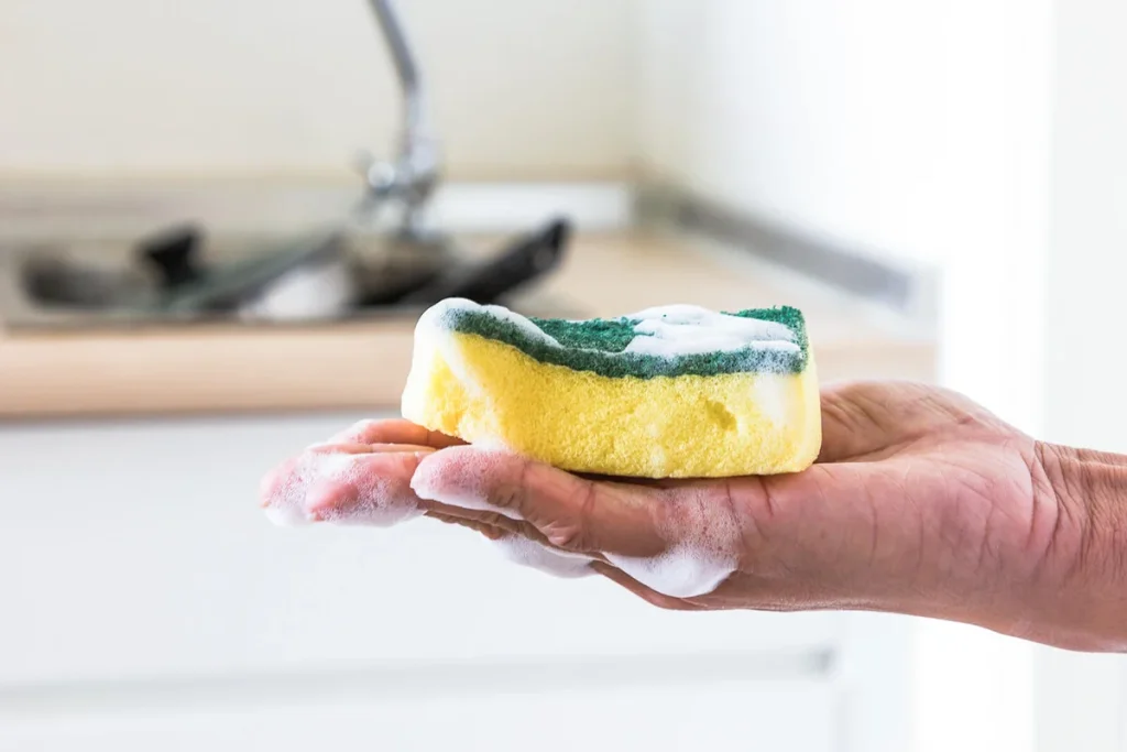Ako dezinfikovať kuchynskú špongiu a handričky bez použitia chlóru