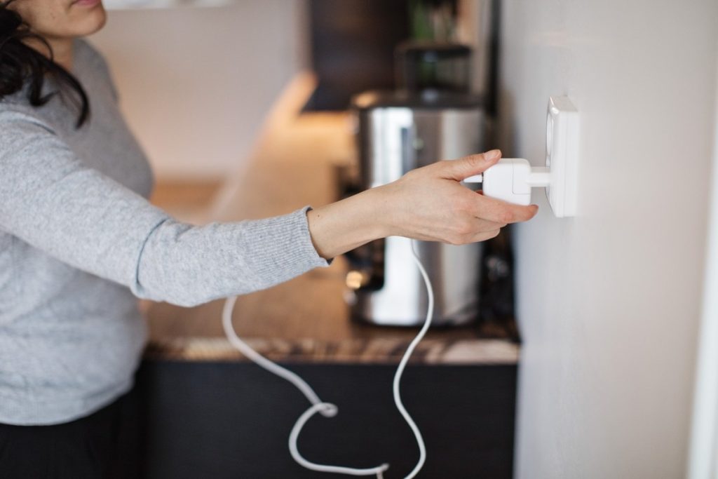 Odborníci varujú: tieto domáce spotrebiče je potrebné odpojiť od elektrickej siete, ak odchádzate na dovolenku