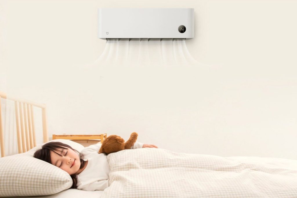 Pediatr: „Vaše dieťa môže spať s zapnutým ventilátorom alebo klimatizáciou, ale za určitých podmienok.“