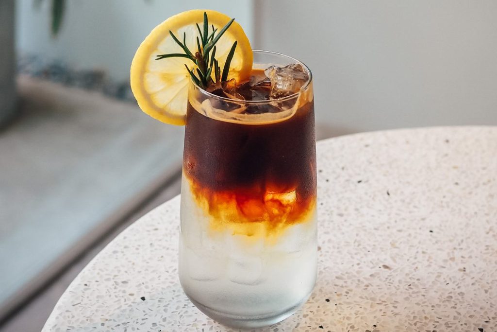 10 jednoduchých a osviežujúcich receptov na kávu na toto leto: od „cold brew“ po „affogato“ a klasickú granitu