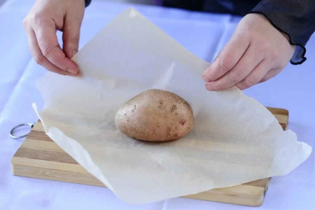 Odborník na gastronómiu: „Ak vložíte zemiaky zabalené v mokrom papieri na päť minút do mikrovlnnej rúry, získate perfektne uvarené zemiaky bez zbytočnej námahy.“