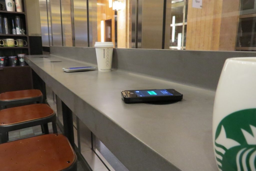 Správny a bezpečný spôsob nabíjania mobilného telefónu na verejných miestach a zabránenie odcudzeniu hesiel cudzími osobami