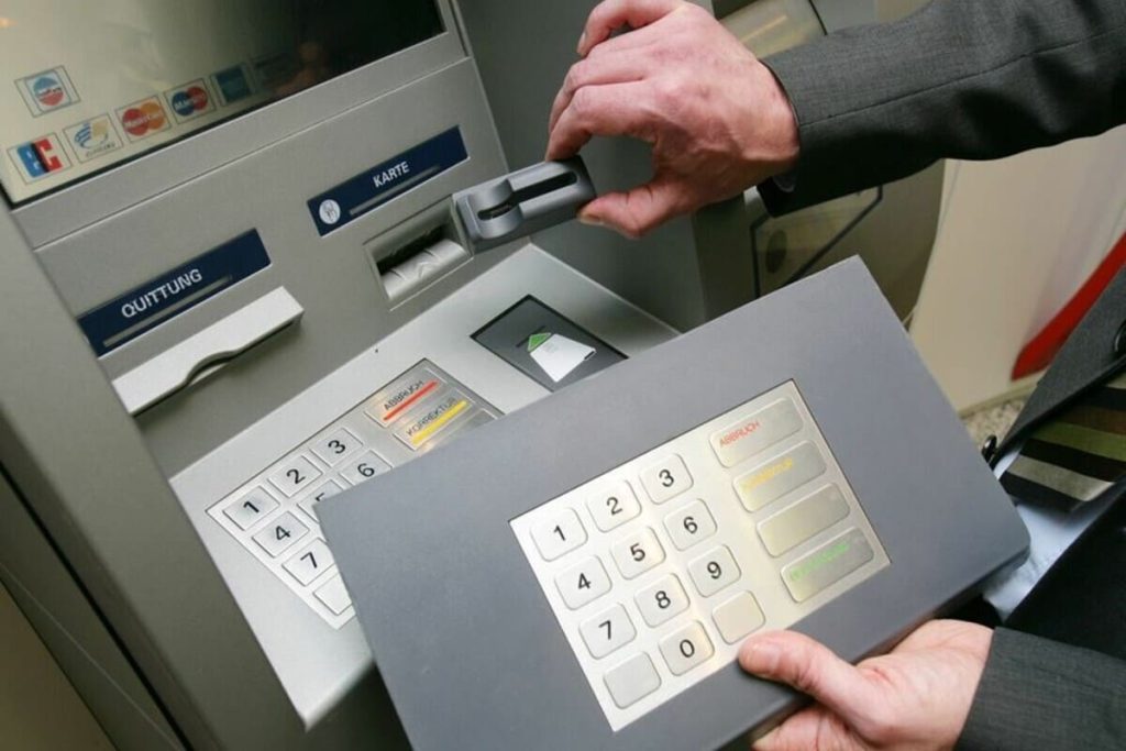 Nikdy nevyberajte peniaze, ak si všimnete tento detail na bankomate, pretože vás môžu nahrávať na kameru s cieľom spáchať podvod za milióny