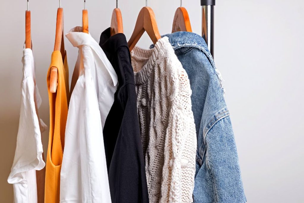 Chcete sa vyhnúť zápachu vlhkosti v oblečení? Tipy na udržiavanie ideálneho poriadku v skrini a trvalej vône oblečenia