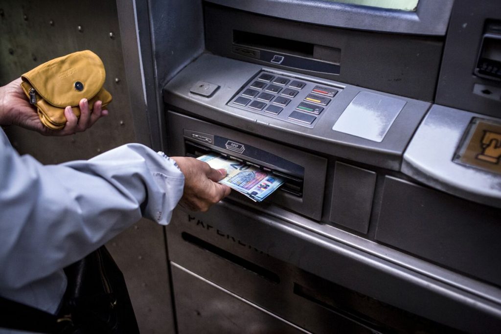 Vyberáte peniaze z bankomatu, ale hotovosť nemáte. Urobte jednu vec