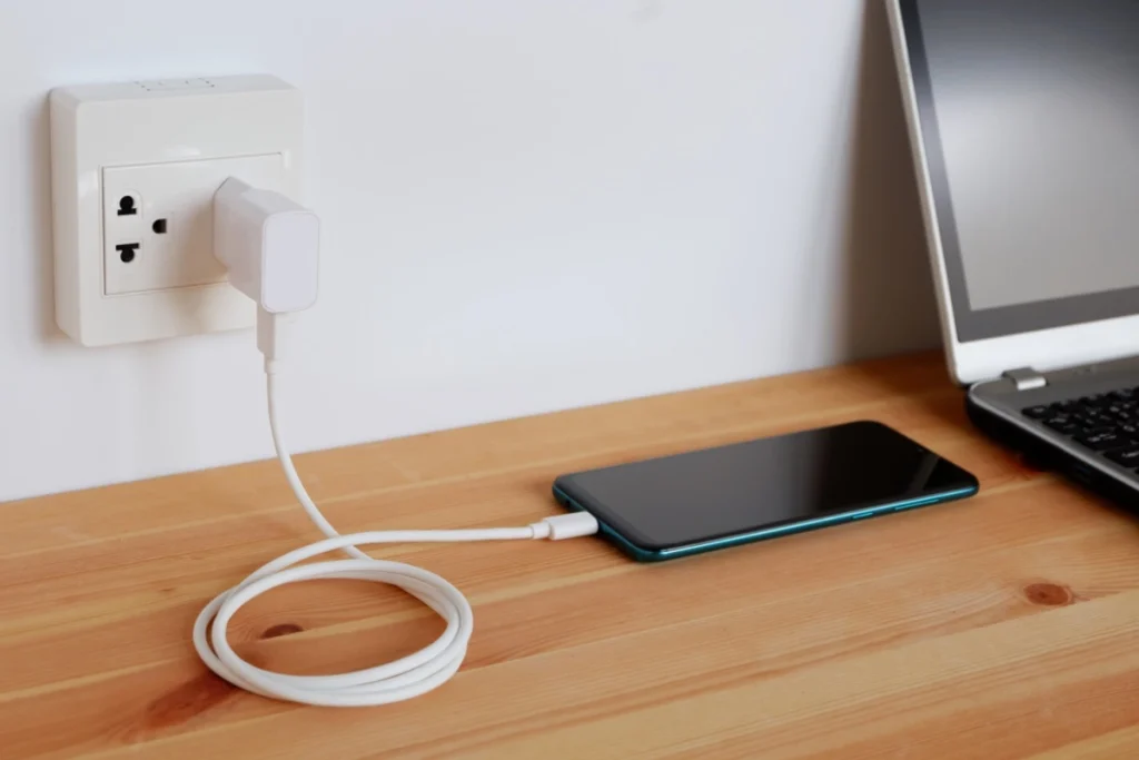 Prečo sa váš mobilný telefón nabíja dlhšie po dosiahnutí 80 %