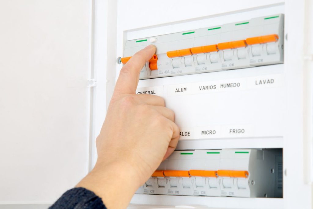 Predtým som vypínal hlavný vypínač svetla, keď som odišiel na dovolenku, ale teraz mi to nevyhovuje. Existuje efektívnejšie riešenie