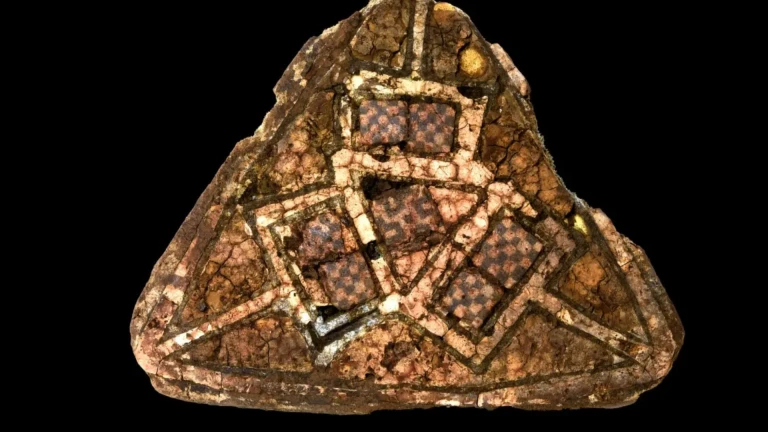 Vydá sa s detektorom kovov na prechádzku po chodníku a objaví vikingskú dedinu z 9. storočia: predmety, ktoré majú nevyčísliteľnú hodnotu