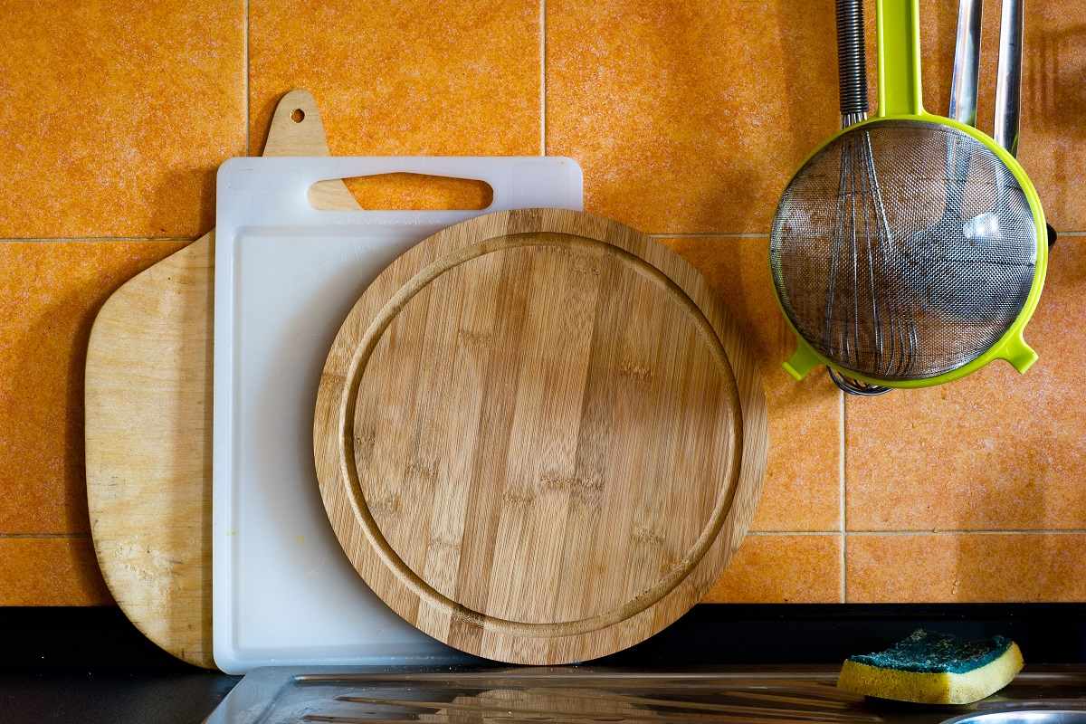 Ako umývať dosku na krájanie? Chyba v hygiene, ktorá ohrozuje vašu rodinu, aj keď o tom neviete (a jednoduchý spôsob, ako sa jej vyhnúť)